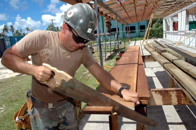 ebeniste-LA COLLE SUR LOUP-min_worker_construction_building_carpenter_male_job_build_helmet-893290